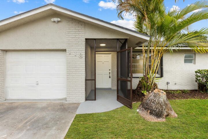 Property Photo: 118 SW Lancaster Avenue FL 34984