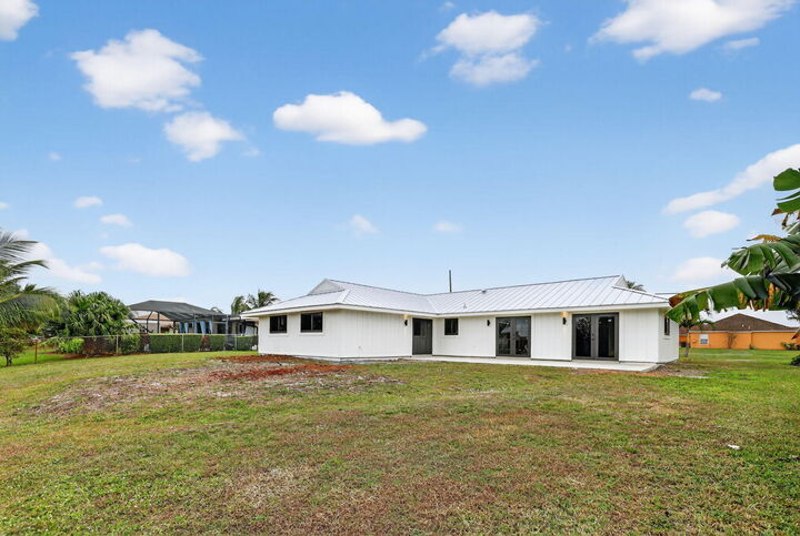 Property Photo: 617 SE Whitmore Drive FL 34984