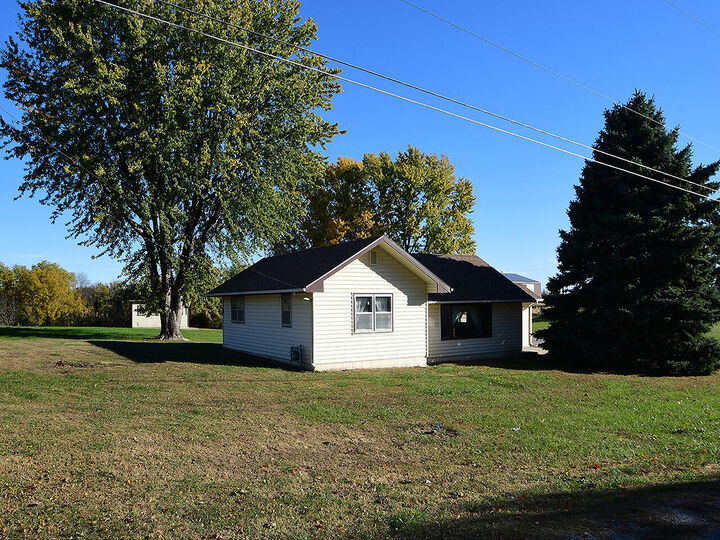 Property Photo: 56325 221st Street IA 51534