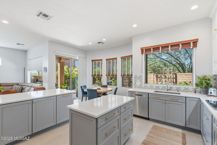 Property Photo: 5757 N Winding Woods Place AZ 85718