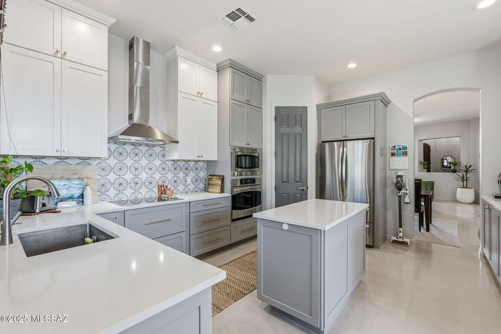 Property Photo: 5757 N Winding Woods Place AZ 85718