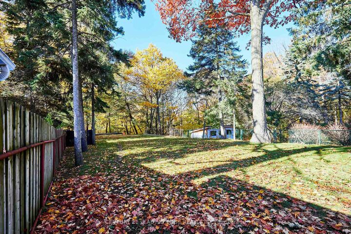 Photo de la propriété:  24 Larwood Boulevard  ON M1M 2M5 