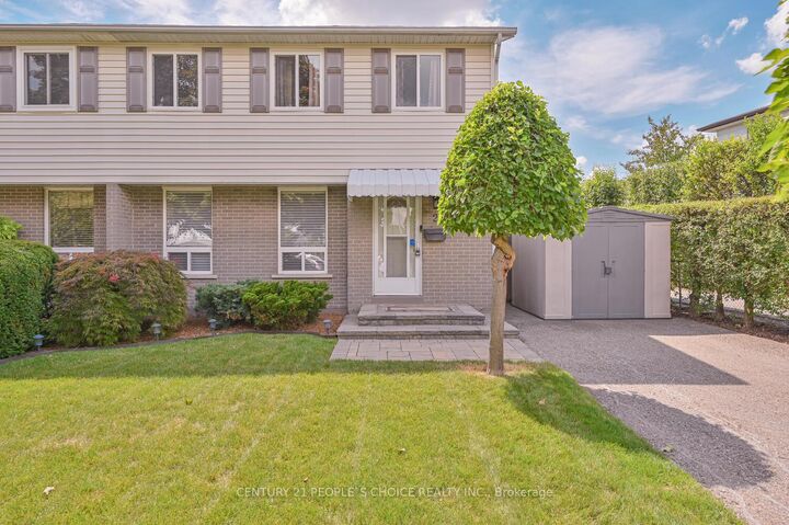 Property Photo: 2 Fontaine Court ON L6T 3J2