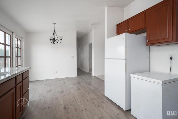 Property Photo:  124 Roosevelt Place  CA 93268 