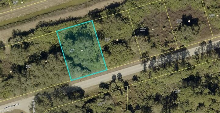 Property Photo: 1013 Anderson St FL 33974