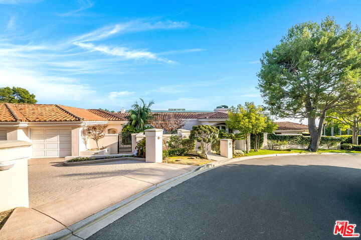 Property Photo:  1136 Calle Vista Dr  CA 90210 