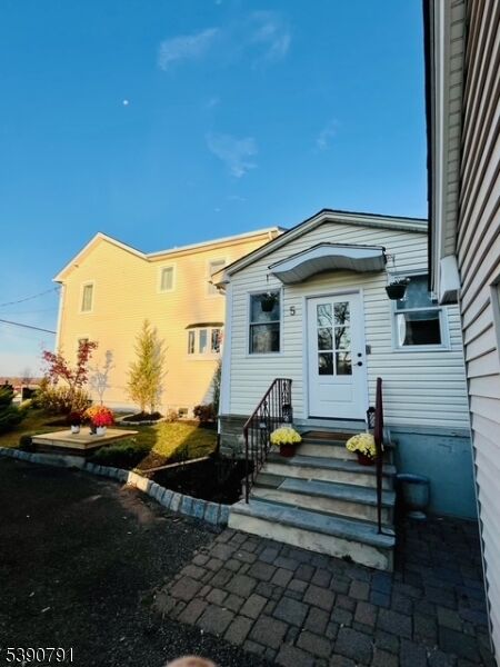Property Photo:  5 Wyckoffs Millsapplegarth  NJ 08831 