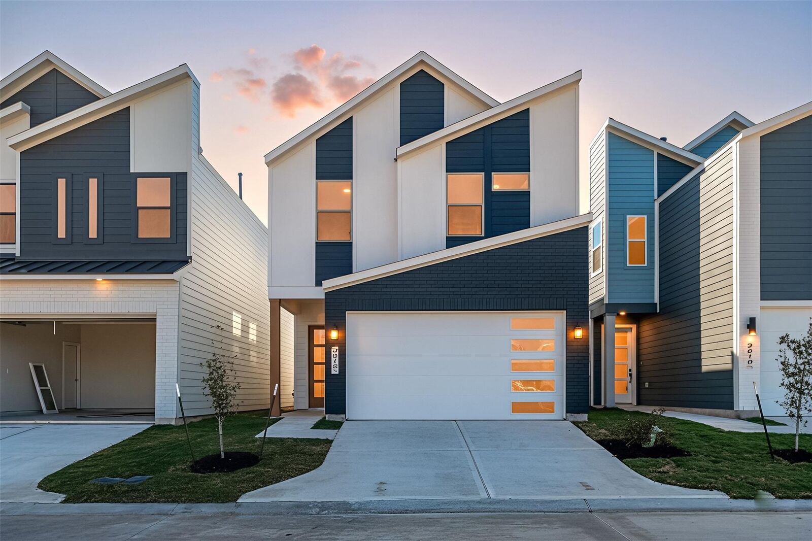 Property Photo: 3012 La Rambla Drive TX 77047