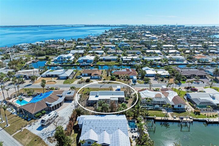 Property Photo: 609 Foxworth Lane FL 34217