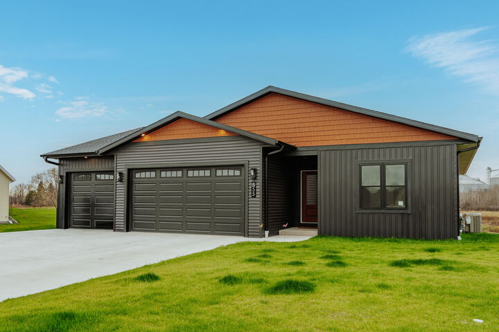 Property Photo:  555 Lake Breeze Ln  WI 53075 