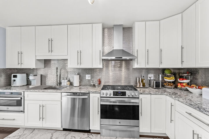 Property Photo:  1585 W Oakmont Road  IL 60169 