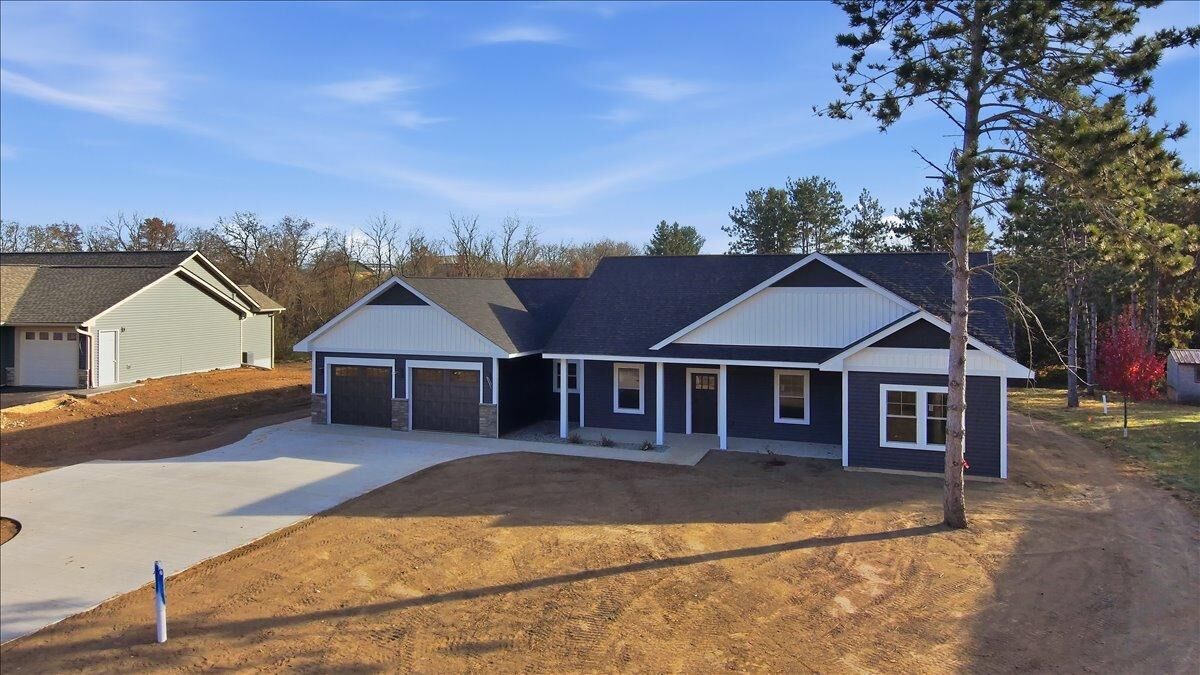 Property Photo:  1422 Creekwood Drive  WI 54017 