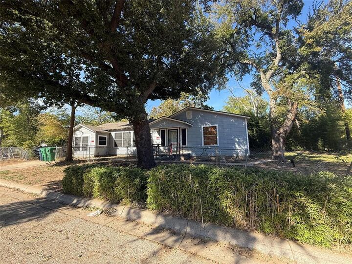 Property Photo:  405 Jannie Street  TX 76209 