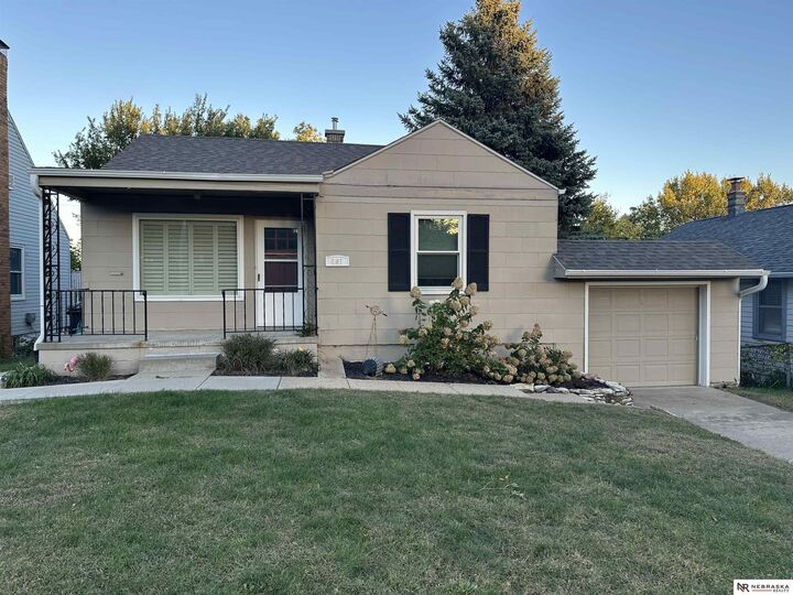Property Photo:  961 S 51st Street  NE 68106 