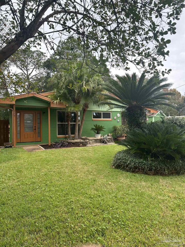 Property Photo: 207 California Dr NE FL 32548
