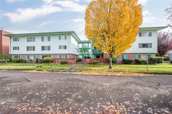 Property Photo:  1408  20th Avenue B-1  WA 98632 