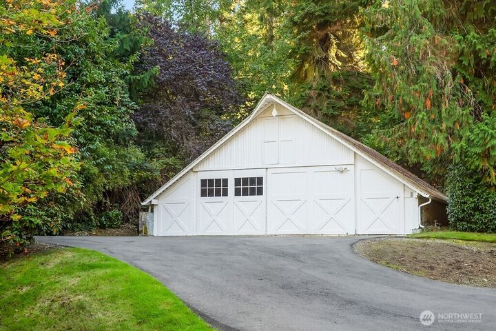 Property Photo:  11110  Algonquin Road  WA 98020 