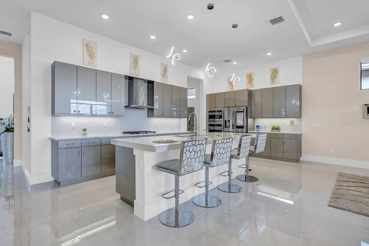 Property Photo:  5320 Saint Armands Way  FL 33470 