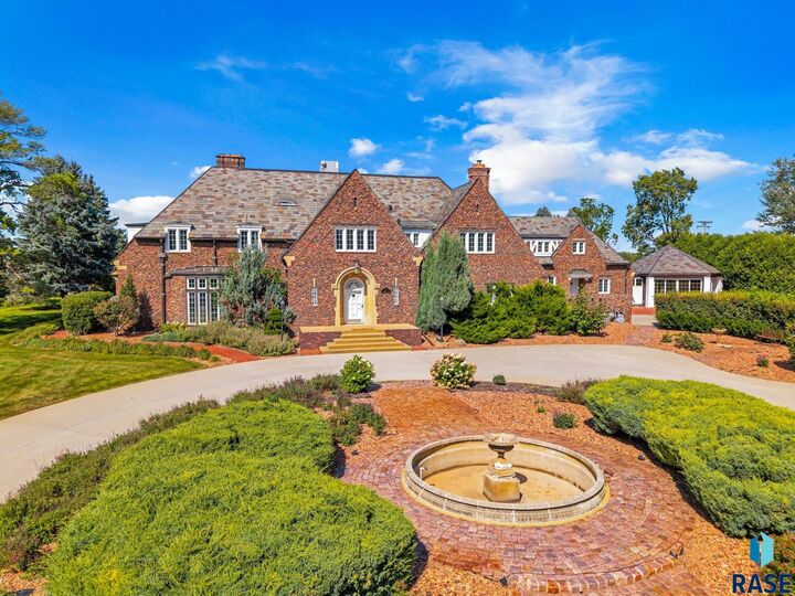 Property Photo:  1 W Penmarch Pl  SD 57108 