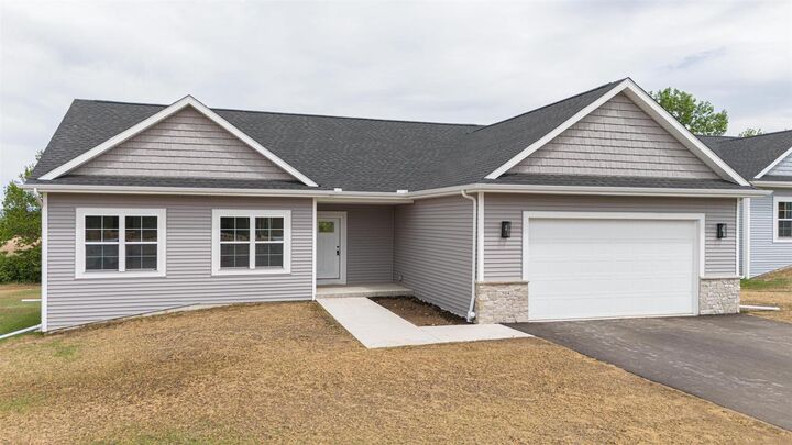 Property Photo:  504 Ridge Court  WI 53576 