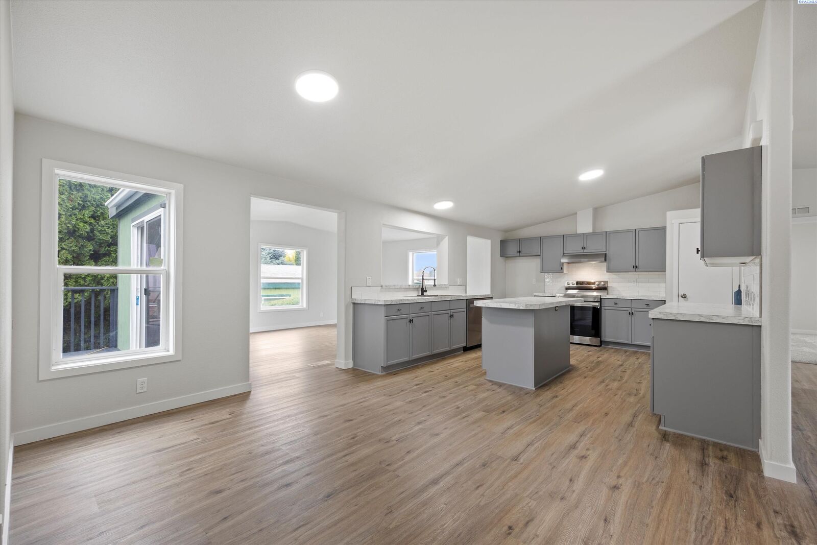 Property Photo: 302 Tumbleweed Ct WA 99353