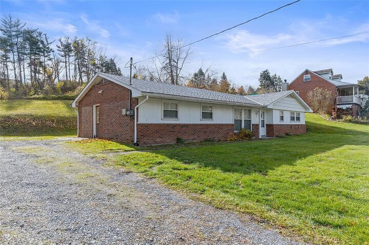 Property Photo: 93 Stonesipher Rd PA 15071