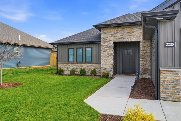 Property Photo: 3308 Gray Birch Dr MO 65202