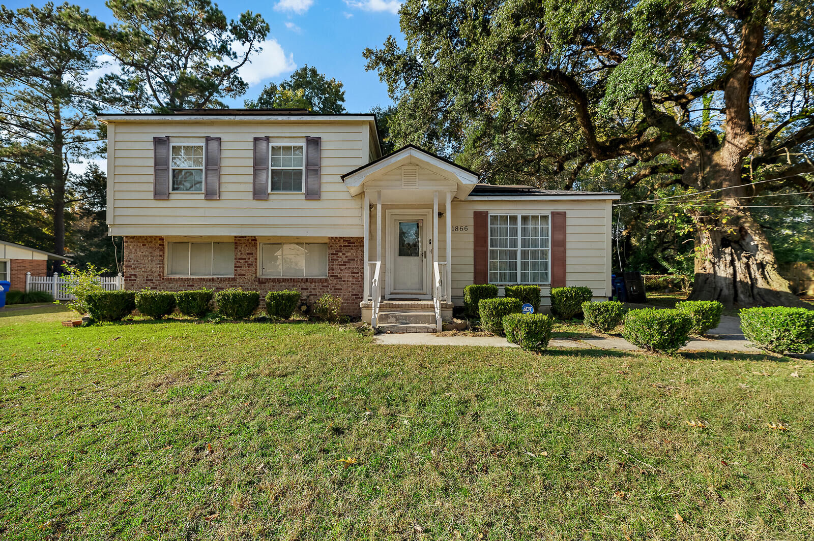 Property Photo: 1866 Manigault Place SC 29407