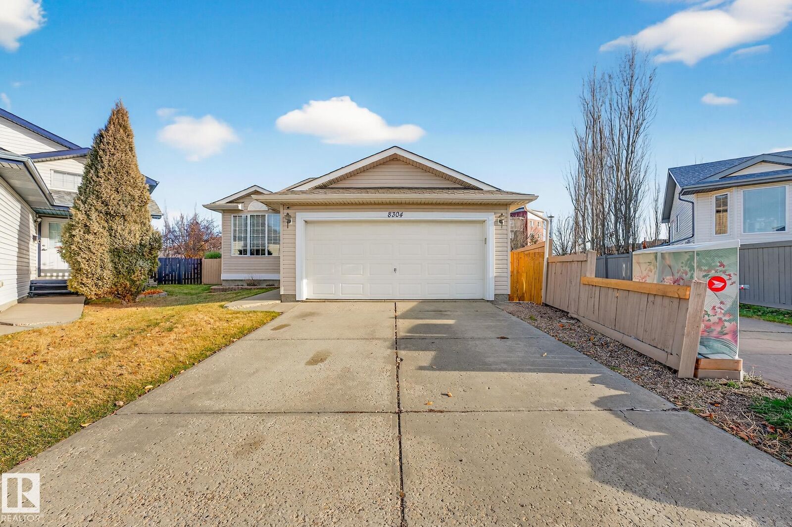 Photo de la propriété:  8304 170 Avenue NW  AB T5Z 3G8 