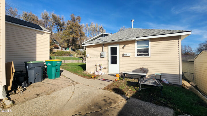 Property Photo: 510 3rd Avenue NW ND 58554