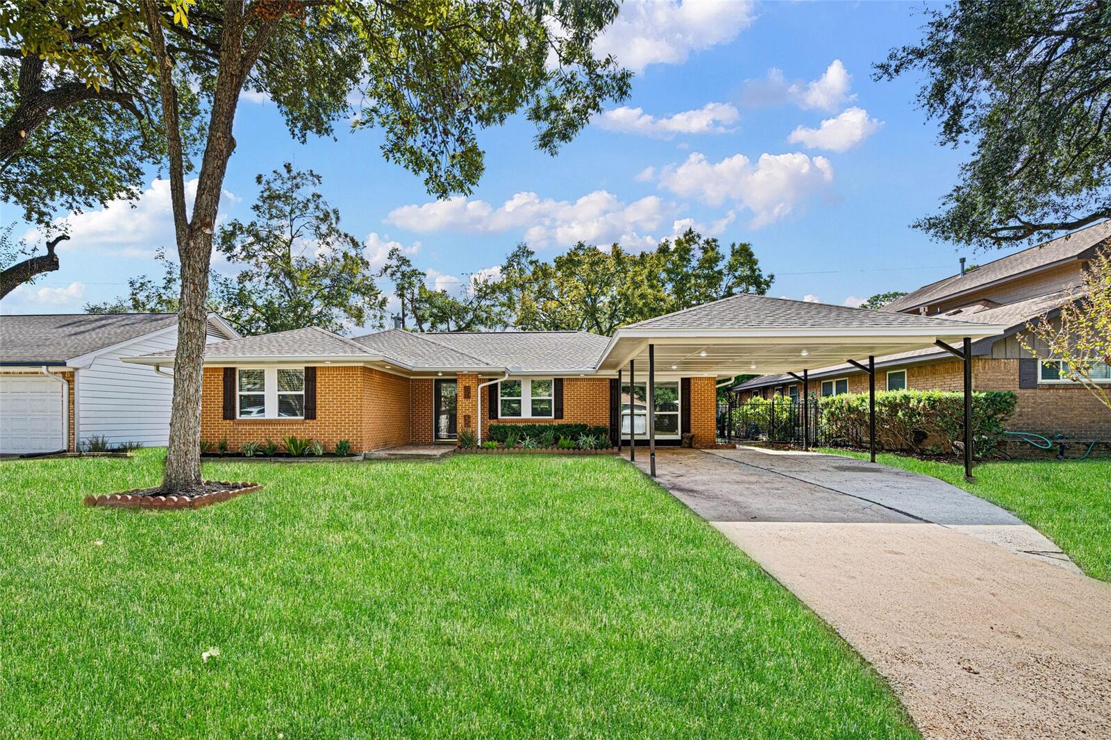 Property Photo: 855 Judiway Street TX 77018