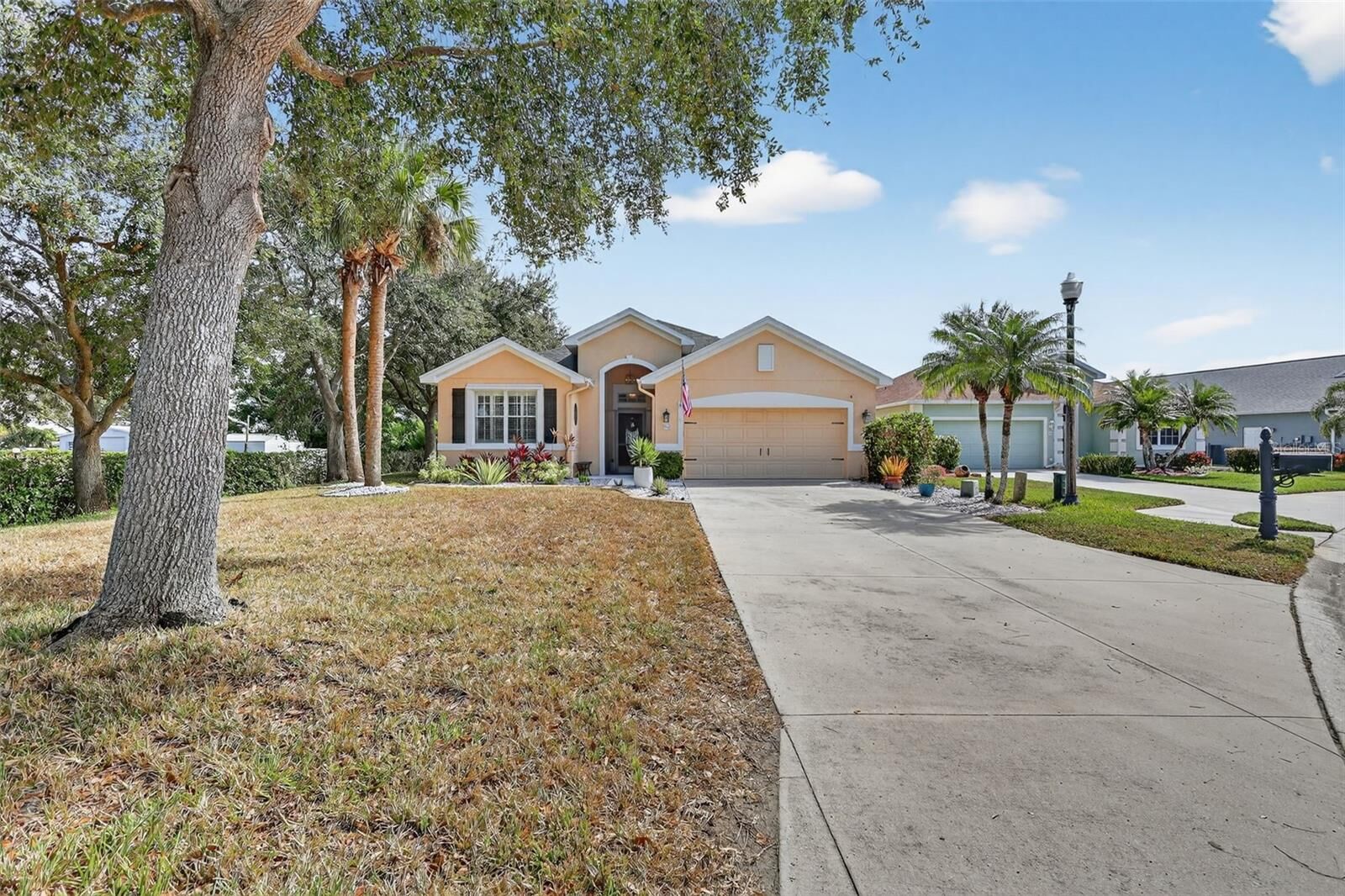Property Photo:  5012 Lakehurst Court  FL 34221 