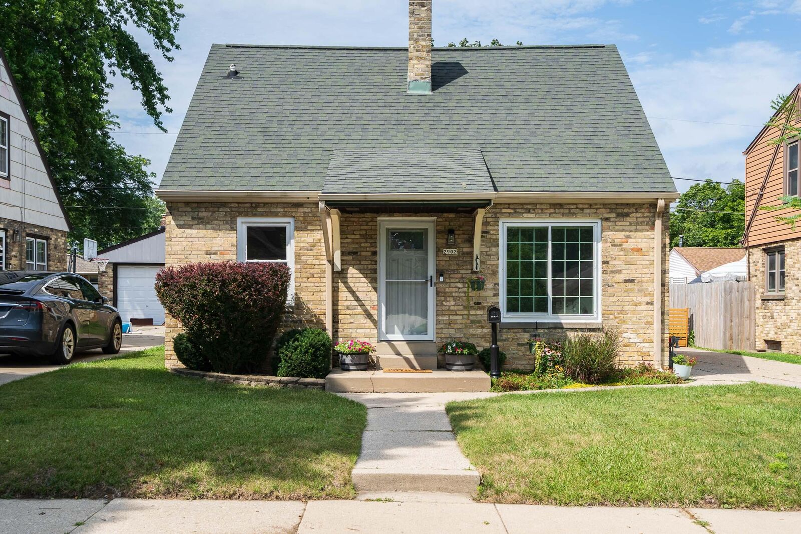 Property Photo:  2902 E Allerton Ave  WI 53235 