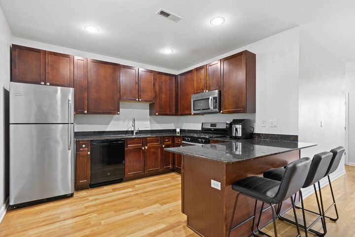 Property Photo:  5300 N Lincoln Avenue 4E  IL 60625 