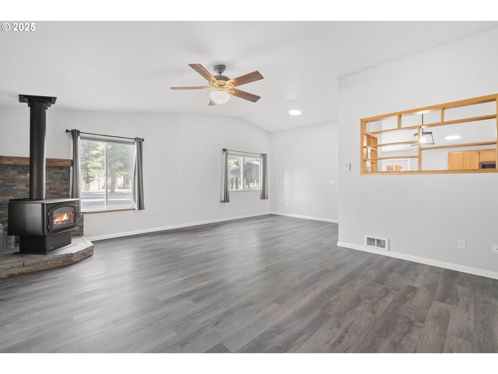 Property Photo: 15711 Deedon Ln OR 97739