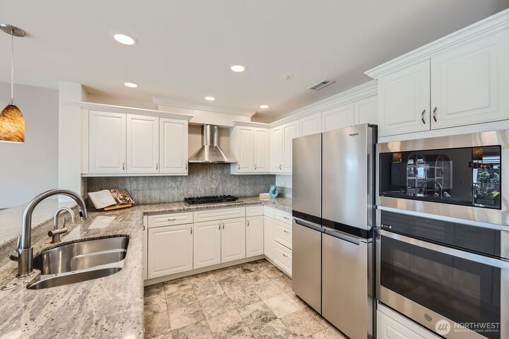 Property Photo:  11122 NE 41st Drive 29  WA 98033 