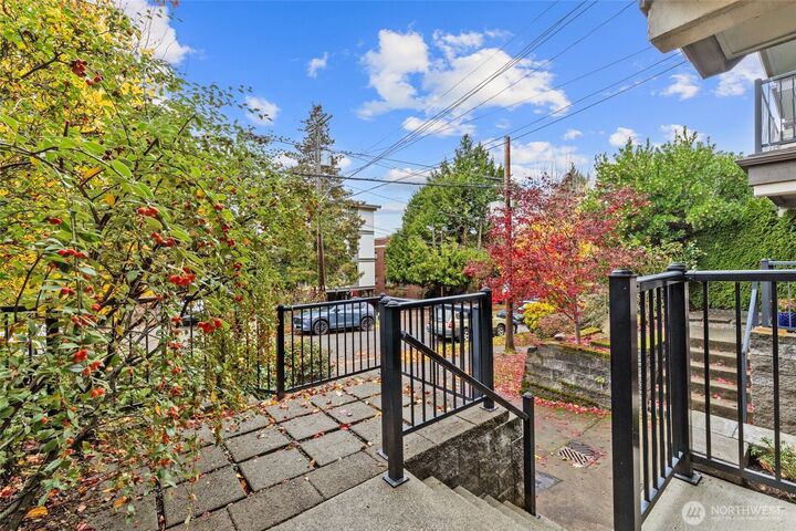 Property Photo:  2516  Yale Avenue E C  WA 98102 