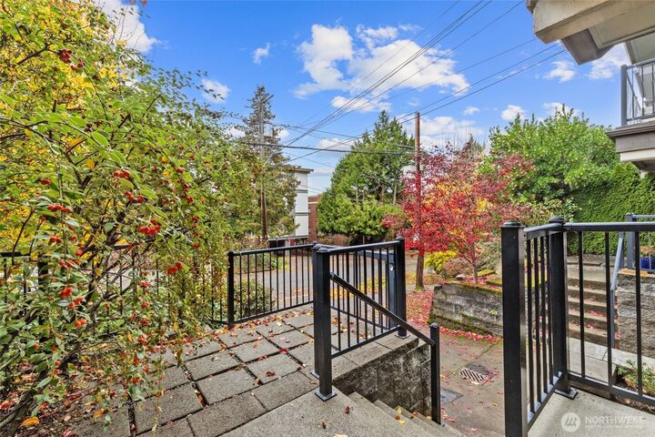 Property Photo: 2516 Yale Avenue E C WA 98102