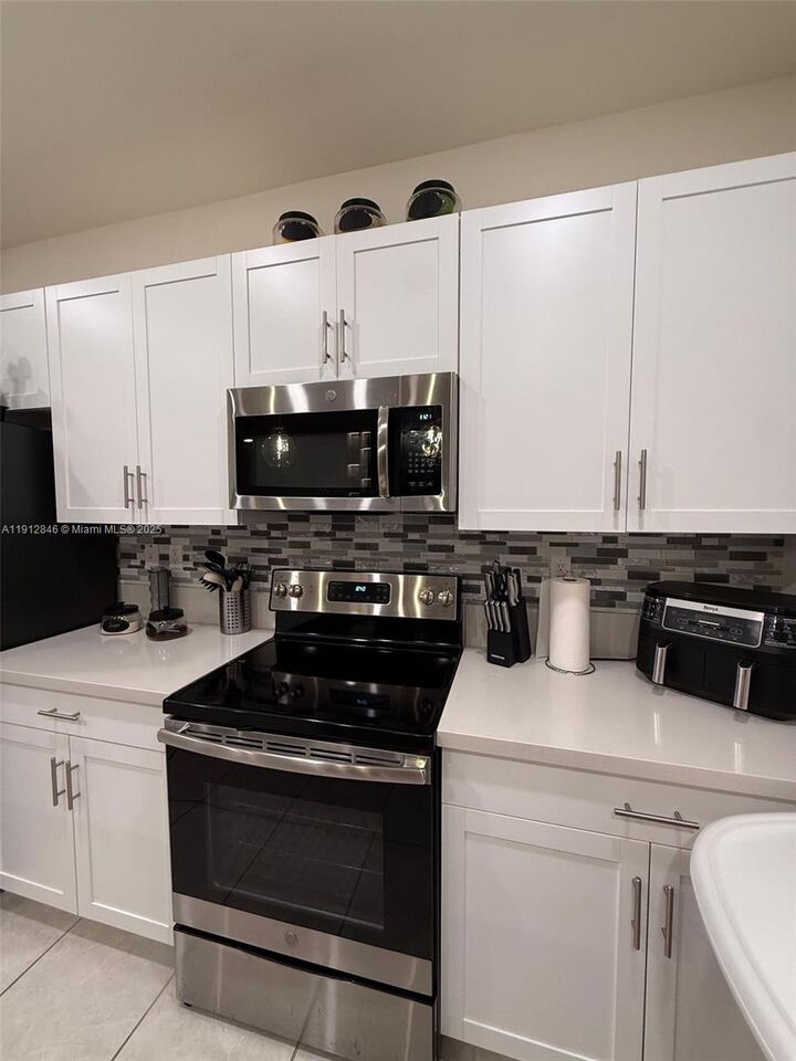 Property Photo: 10009 W 32nd Ln FL 33018