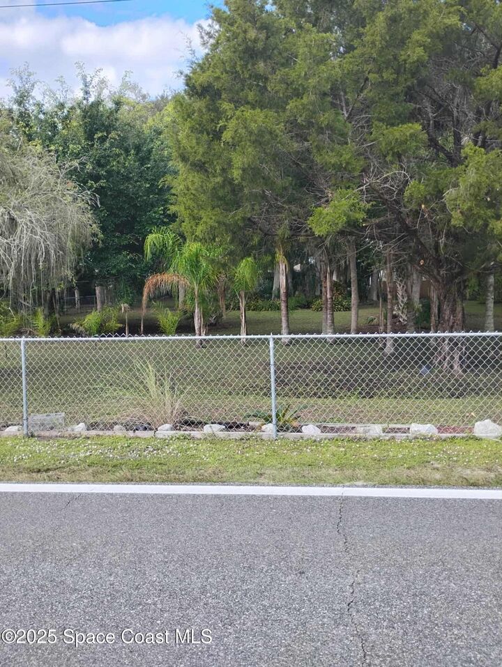 Property Photo: 865 Pine Island Road FL 32953