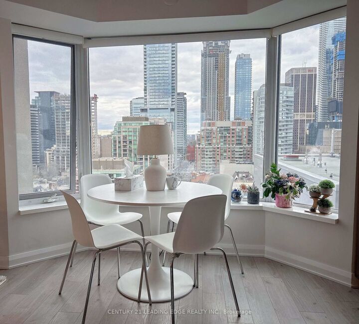 Property Photo:  155 Yorkville Avenue 1704  ON M5R 0B4 