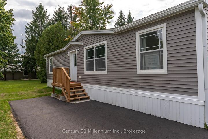 Property Photo: 8 Sussex Square ON N4K 5N5