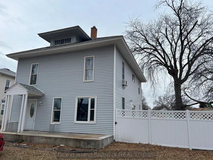 Property Photo:  110 E 9th St  NE 68801 