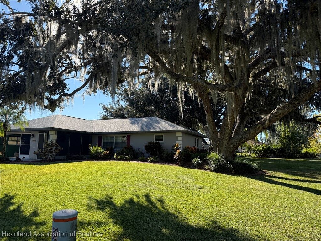 Property Photo:  1002 Peachtree Drive  FL 33852 
