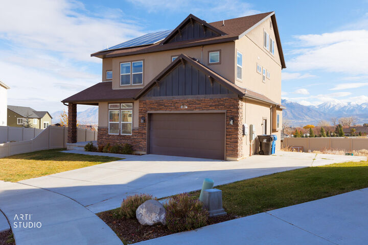 Property Photo: 4102 W Madingley Cir UT 84096