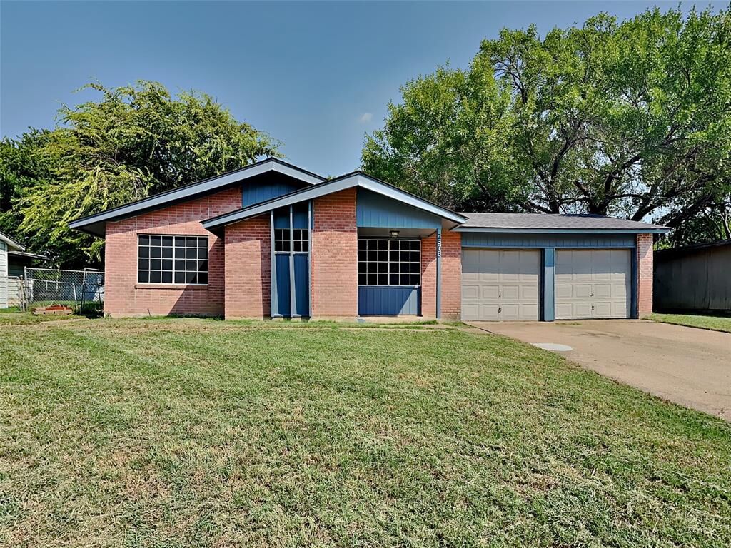 Property Photo: 2503 Roberts Circle TX 76010
