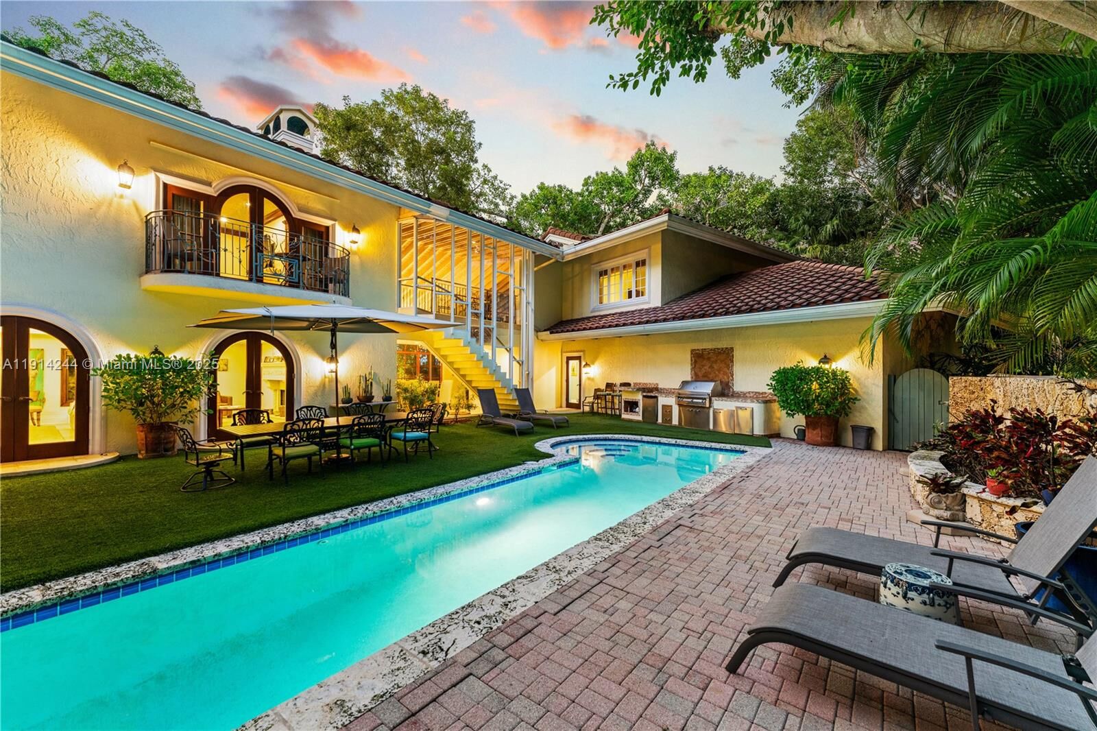 Property Photo:  3506 Banyan Cir  FL 33133 