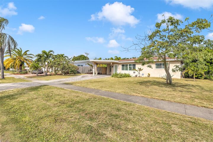 Property Photo:  2221 NE 61st Ct  FL 33308 