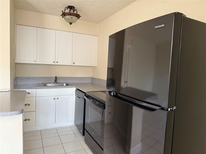Property Photo:  1219 NE 14th Ave 4  FL 33304 