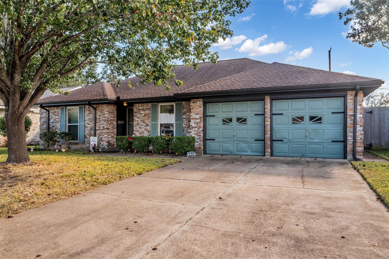 Property Photo:  326 Una Drive  TX 77536 